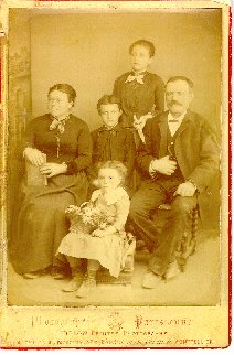 Famille Chalbos: ses grands-parents, son pre et ses tantes